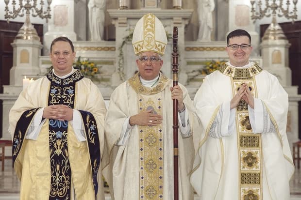 Aramis e Henrique são ordenados padres da Diocese de Piracicaba por Dom Devair