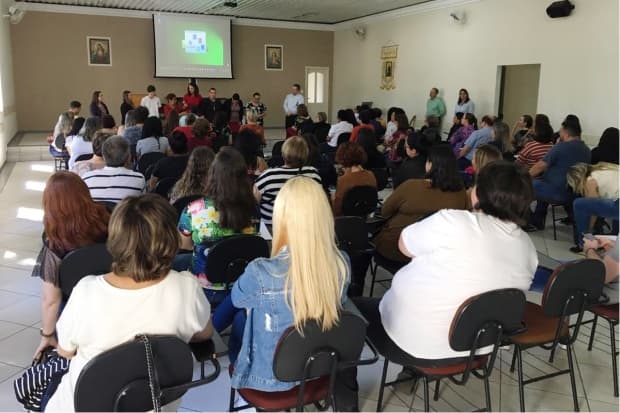 Atendentes paroquiais participam de encontro de formação