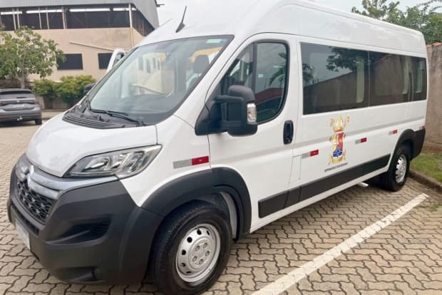 Diocese de Piracicaba entrega três novas vans para os seminários
