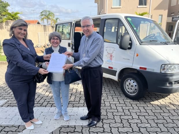 Diocese de Piracicaba entrega van para projeto que recupera mulheres com dependência em drogas