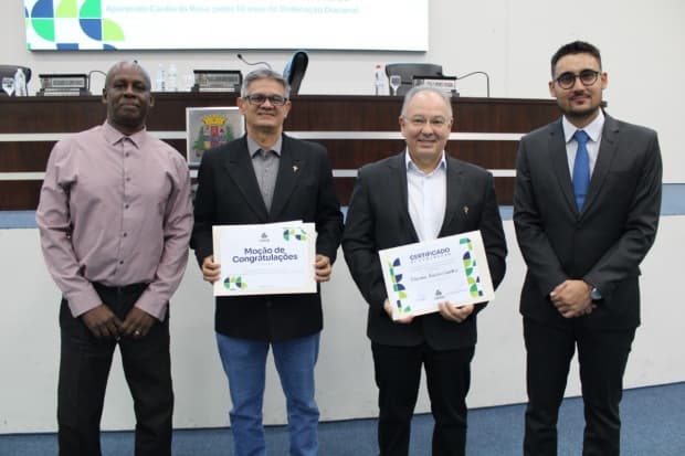 Diáconos Marcos Canobre e Márcio Aparecido recebem homenagens pelos 10 anos de ordenação na Câmara de Capivari