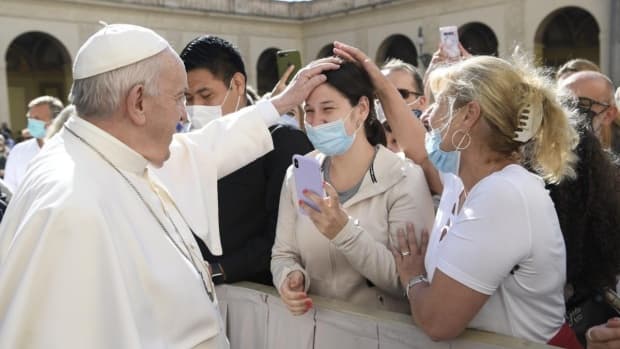 "Não deis ouvidos a quem vos fala de sonhos e, em vez disso, vende ilusões", diz Papa a jovens