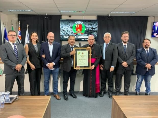 Fé católica ecoou na Câmara de Rio Claro durante entrega do título de Cidadão Rio-Clarense a Dom Devair