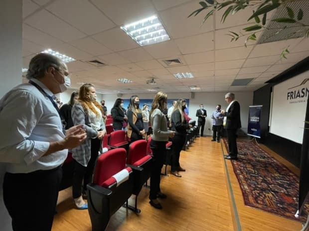 Em visita à Frias Neto, Dom Devair concede bênção a funcionários e à empresa