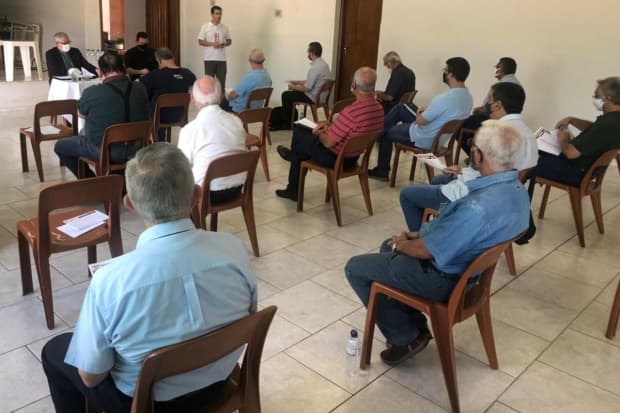 Dom Devair se reúne com o clero das regiões pastorais
