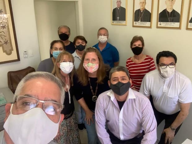 Dom Devair conhece voluntários da Pia União de Santo Antônio