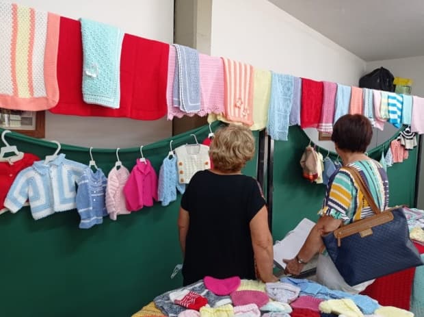 Tricoteiras do Amor doam 1.800 peças de lã para Pastoral da Criança da Diocese