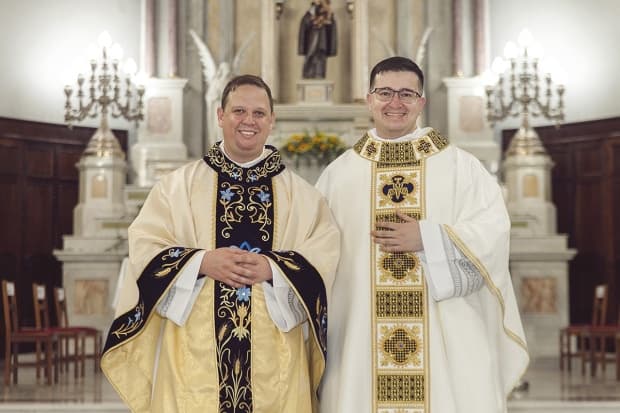Confira as fotos das primeiras missas dos neo-sacerdotes Aramis Bastos e Henrique Assi