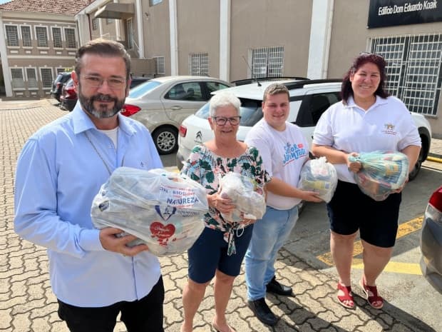 Setor Juventude entrega doações para ajudar na campanha "Feliz Natal com comida no prato!"