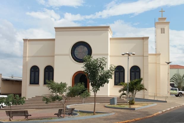 Dom Devair preside missa de posse do novo pároco da Paróquia São José, em São Pedro