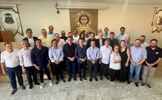 Diocese promove encontro entre prefeitos da Região Metropolitana, deputados e representantes do governo estadual
