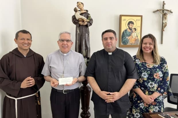 Bispo de Piracicaba recebe relíquia de 1º grau de São Carlo Acutis