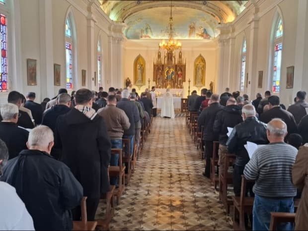 Padres e diáconos se reúnem em Santa Gertrudes para Manhã de Oração pela Santificação do Clero