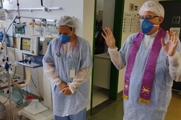 Dom Devair visita UTI do Hospital Unimed, em Piracicaba