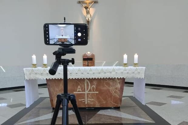 Paróquias da diocese continuam as transmissões de missas durante a pandemia. Veja os canais disponíveis para acompanhar em casa a Celebração Eucarística.