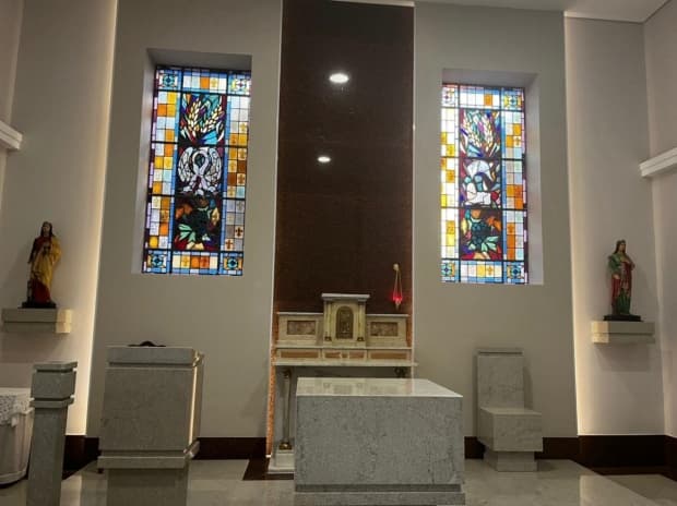 Após reforma, capela da Santa Casa de Santa Bárbara d'Oeste recebe missa com Dom Devair e bênção do altar