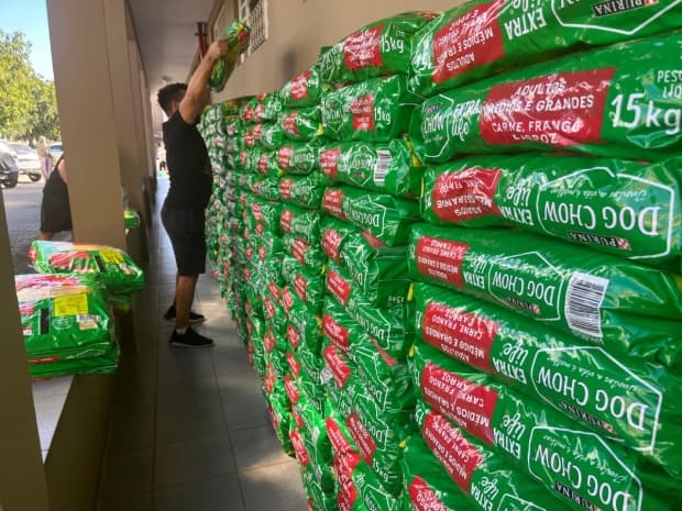 Drogal doa 50 mil tiras de fraldas e 5 toneladas de ração canina para o Rio Grande do Sul