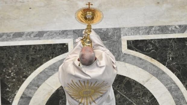 Corpus Christi: Francisco convida a celebrar "luz que ilumina os caminhos da vida"