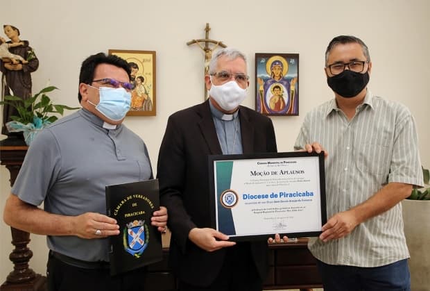 Diocese de Piracicaba recebe homenagem por campanha que doou 9 mil fraldas ao Hospital Regional