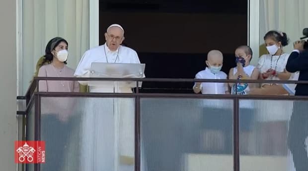 Papa: nenhum doente fique só. Sistema de saúde gratuito e acessível a todos