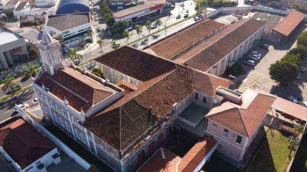 Restauração do telhado da Cúria Diocesana preserva patrimônio histórico de Piracicaba