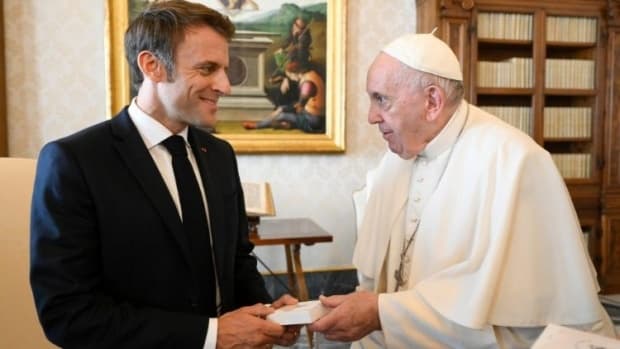 Francisco recebe Macron: paz mundial foi o centro da conversa de uma hora