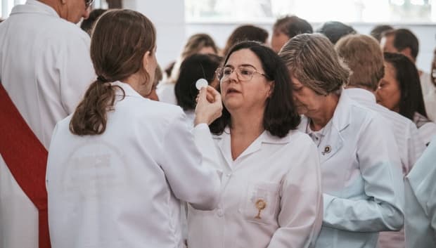 Diocese de Piracicaba atualiza normas para Ministros Extraordinários da Sagrada Comunhão; confira o documento