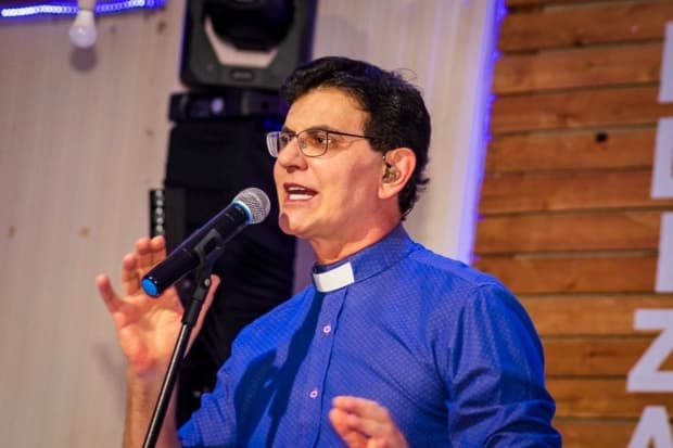 Em Santa Bárbara, padre Reginaldo Manzotti lança livro "O Poder da Cura"