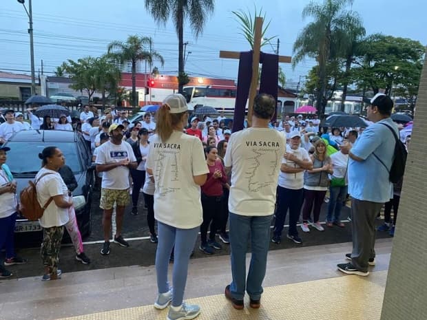 Cerca de 320 fiéis participaram da Via Sacra da Paz, na Sexta-feira Santa, segundo organização