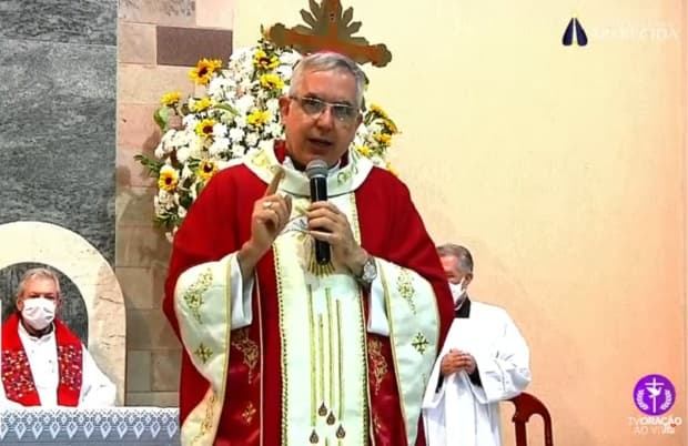 "Na Igreja professamos a nossa fé, mas é no mundo que vivemos o que celebramos", diz Dom Devair em homilia