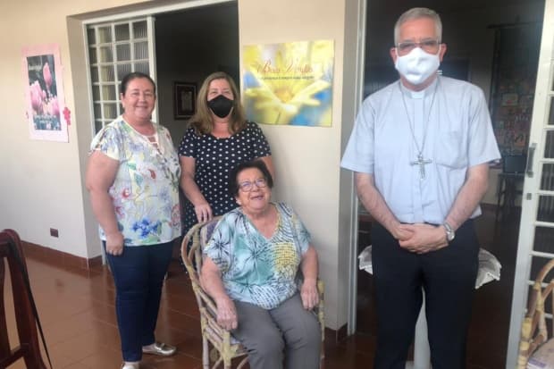 Fundadora da Pastoral da Criança recebe visita do bispo diocesano