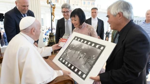 Vietnamita realiza sonho de entregar foto-ícone do "não à guerra" ao Papa