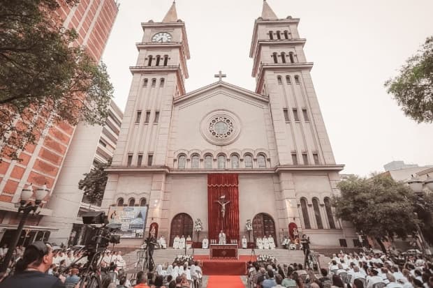 Jubileu de Carvalho: missa campal pelos 80 anos da Diocese de Piracicaba reuniu 2 mil fiéis na praça da Catedral