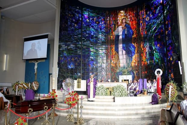 Após missa na Paróquia Imaculada Conceição, corpo do monsenhor Jorge é sepultado no Cemitério Parque da Ressurreição, em Piracicaba