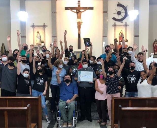 Grupo jovem "Wifi-Cristi", da Paróquia Santa Catarina, recebe homenagem por doação de alimentos a famílias carentes
