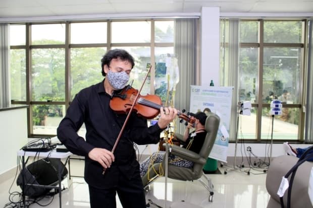 Violinista abre Outubro Rosa no CECAN da Santa Casa de Piracicaba