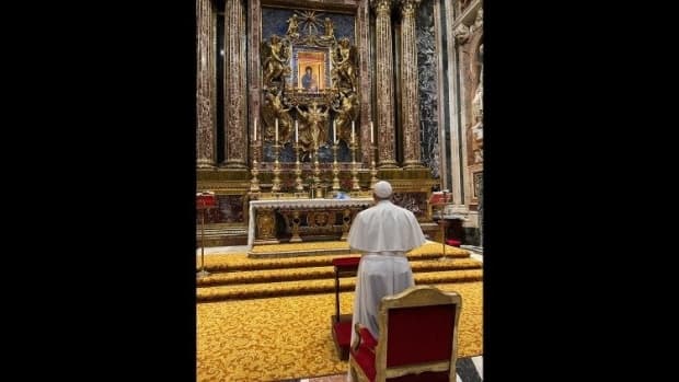 No retorno da Grécia, Francisco faz oração na Basílica Santa Maria Maior