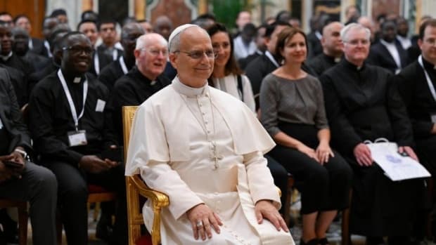 Papa Leão XIV destaca formação integral e fraternidade como pilares da missão sacerdotal durante audiência no Vaticano