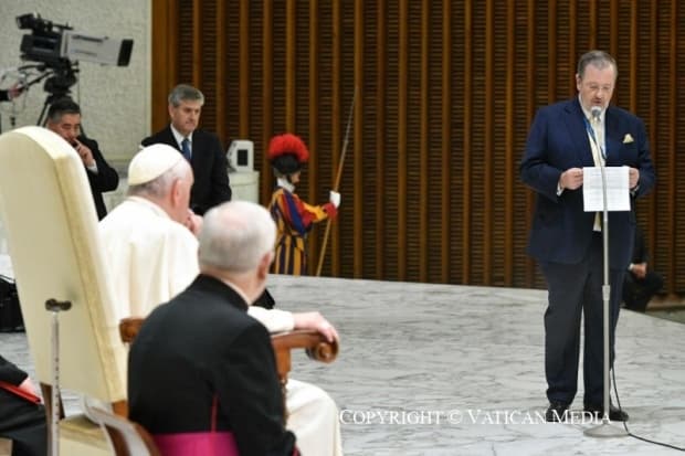 Papa: é urgente uma nova economia mundial que seja inclusiva