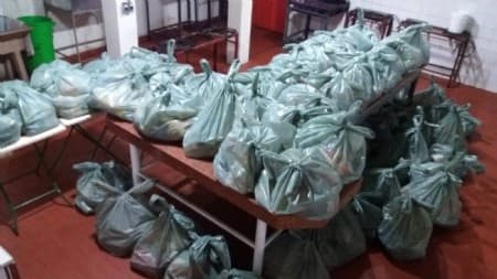 Fiéis da Paróquia Senhor Bom Jesus, de Rio das Pedras, realizam doação de alimentos
