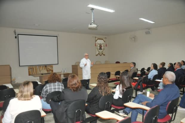 Médico do Cecan realiza palestra aos colaboradores da Cúria, CCI e Parque da Ressurreição