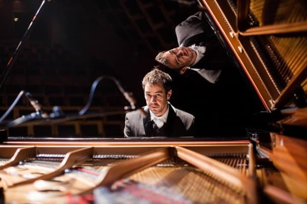 "Cinepiano" apresenta filme de 1931 com trilha sonora ao vivo; atração arrecada leite para Pastoral da Criança