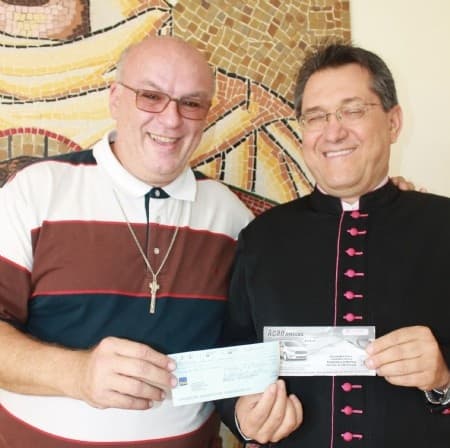 Paróquia Santa Catarina ganha carro da "ação entre amigos"