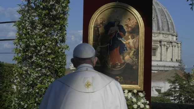 A súplica do Papa a Maria: desata os nós do egoísmo, da indiferença e da violência
