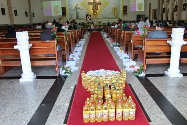Paróquias fazem "tapetes solidários" e coleta de alimentos e agasalhos como gesto concreto de fé no Corpus Christi