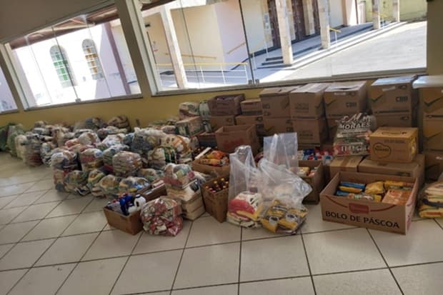 Fiéis das paróquias da diocese realizam doação de alimentos no Domingo da Misericórdia