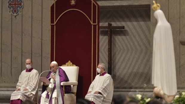 Papa pede a Nossa Senhora que cesse guerra cruel e insensata que ameaça o mundo