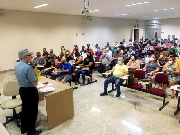 Dom Devair ministra aula inaugural do Curso Diocesano de Teologia na Paróquia São Pedro, em Piracicaba