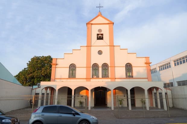 Bispo abre Novena de São Benedito, em Capivari, durante missa com bênção de fonte batismal e dedicação do novo altar