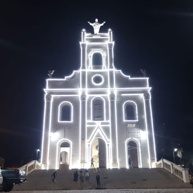 Matriz da Paróquia Senhor Bom Jesus, em Rio das Pedras, estreia iluminação de Natal